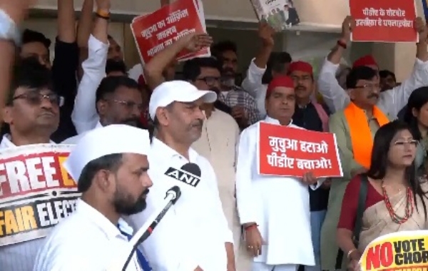 दिल्ली के बाराखंबा पर जुटे प्रदर्शनकारी।