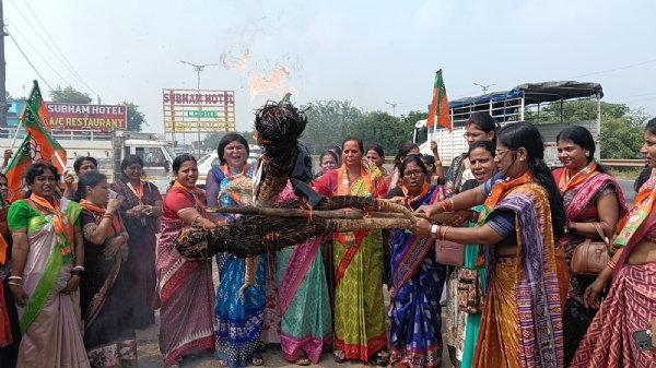 ଛାତ୍ରୀଙ୍କୁ ଅସମ୍ମାନ ବିରୋଧରେ ବିଜେପି ମହିଳା ମୋର୍ଚ୍ଚାର ବିକ୍ଷୋଭ ଓ କୁଶପୁତଳିକା ଦାହ ଛାତ୍ରୀଙ୍କୁ ଅସମ୍ମାନ ବିରୋଧରେ ବିଜେପି ମହିଳା ମୋର୍ଚ୍ଚାର ବିକ୍ଷୋଭ ଓ କୁଶପୁତଳିକା ଦାହ