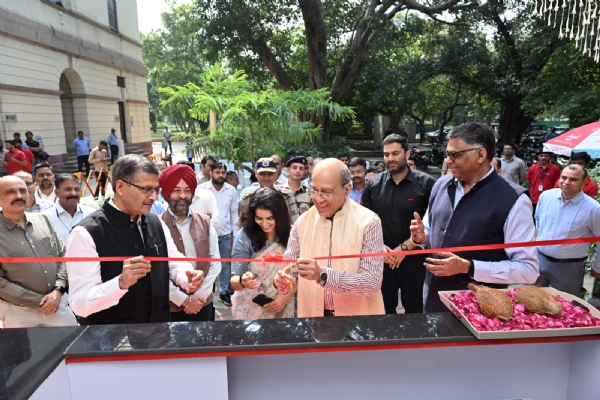 पीएमएमएल की कार्यकारी समिति के अध्यक्ष नृपेंद्र मिश्रा बुधवार को प्रधानमंत्री संग्रहालय परिसर में अमूल उत्पादों का नया कियोस्क शुरू करते हुए पीएमएमएल की कार्यकारी समिति के अध्यक्ष नृपेंद्र मिश्रा बुधवार को प्रधानमंत्री संग्रहालय परिसर में अमूल उत्पादों का नया कियोस्क शुरू करते हुए