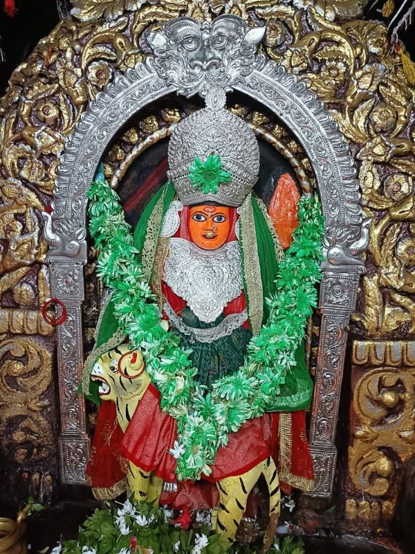 ନବରାତ୍ରୀର ଚତୁର୍ଥ ଦିନରେ ବଲାଙ୍ଗିର ଓ ପଶ୍ଚିମ ଓଡ଼ିଶାର ଅଧିଷ୍ଠାତ୍ରୀ ଦେବୀ ମା’ ସମଲେଶ୍ୱରୀ ଭକ୍ତମାନଙ୍କୁ କୁଷ୍ମାଣ୍ଡା ବେଶରେ ଦର୍ଶନ ଦେଇଛନ୍ତି