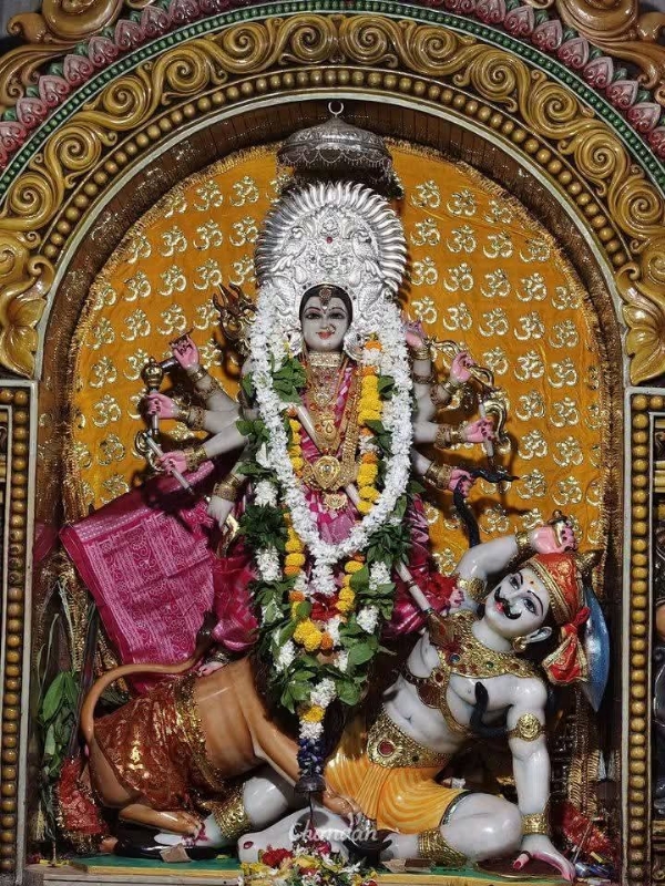 ନବରାତ୍ରୀର ଚତୁର୍ଥ ଦିନରେ ବଲାଙ୍ଗିର ଓ ପଶ୍ଚିମ ଓଡ଼ିଶାର ଅଧିଷ୍ଠାତ୍ରୀ ଦେବୀ ମା’ ସମଲେଶ୍ୱରୀ ଭକ୍ତମାନଙ୍କୁ କୁଷ୍ମାଣ୍ଡା ବେଶରେ ଦର୍ଶନ ଦେଇଛନ୍ତି