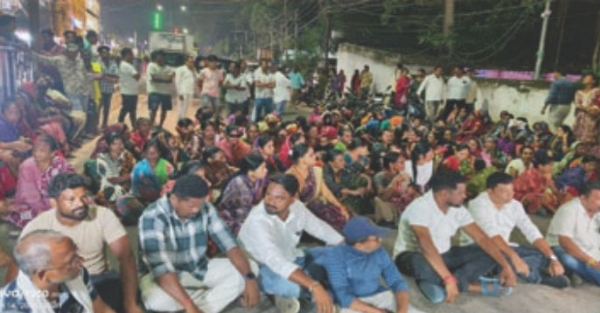 ସୁମନଙ୍କ ଗିରଫଦାରୀକୁ ନେଇ ବଲାଙ୍ଗୀରରେ ଉତ୍ତେଜନା ଟାଉନ ଥାନା ଘେରାଉ କଲେ ବିଜେଡି କର୍ମୀ ସୁମନଙ୍କ ଗିରଫଦାରୀକୁ ନେଇ ବଲାଙ୍ଗୀରରେ ଉତ୍ତେଜନା ଟାଉନ ଥାନା ଘେରାଉ କଲେ ବିଜେଡି କର୍ମୀ