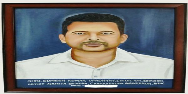 ଜିଲ୍ଲାପାଳଙ୍କୁ ଫଟୋଚିତ୍ର ପ୍ରଦାନ କଲେ ନମିତା