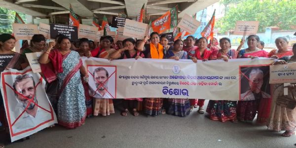 ଛାତ୍ରୀଙ୍କୁୂ ଯୌନ ନିର୍ଯ୍ୟାତନା ପ୍ରତିବାଦରେ ରାହୁଲ ଗାନ୍ଧୀ ଓ ମଣିପୁର କଂଗ୍ରେସ ସାଂସଦ ଆଙ୍ଗୋମଚା ବିମଲ ଅକୋଇଜାମଙ୍କ କୁଶ ପୁତଳିକା ଦାହ