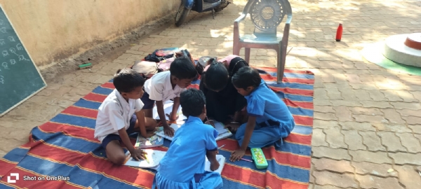 କୋରାପୁଟ ଜିଲାର ଶିକା ବୟାବସ୍ଥା ୍ଷ ଗଛମୂଳେ ପାଠ ପଢ଼ୁଛନ୍ତି କୋଟିଆର ଛାତ୍ର ଛାତ୍ରୀ