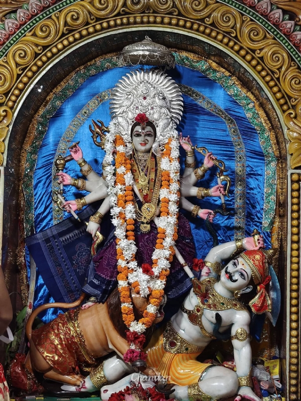ନବରାତ୍ରୀ ର ପଞ୍ଚମ ଦିନରେ ପଶ୍ଚିମ ଓଡ଼ିଶାର ଅଧିଷ୍ଠାତ୍ରୀ ଦେବୀ ମା ସମଲେଶ୍ୱରୀ  ସ୍କନ୍ଦମାତା ବେଶରେ ଦର୍ଶନ ଦେଇଛନ୍ତି