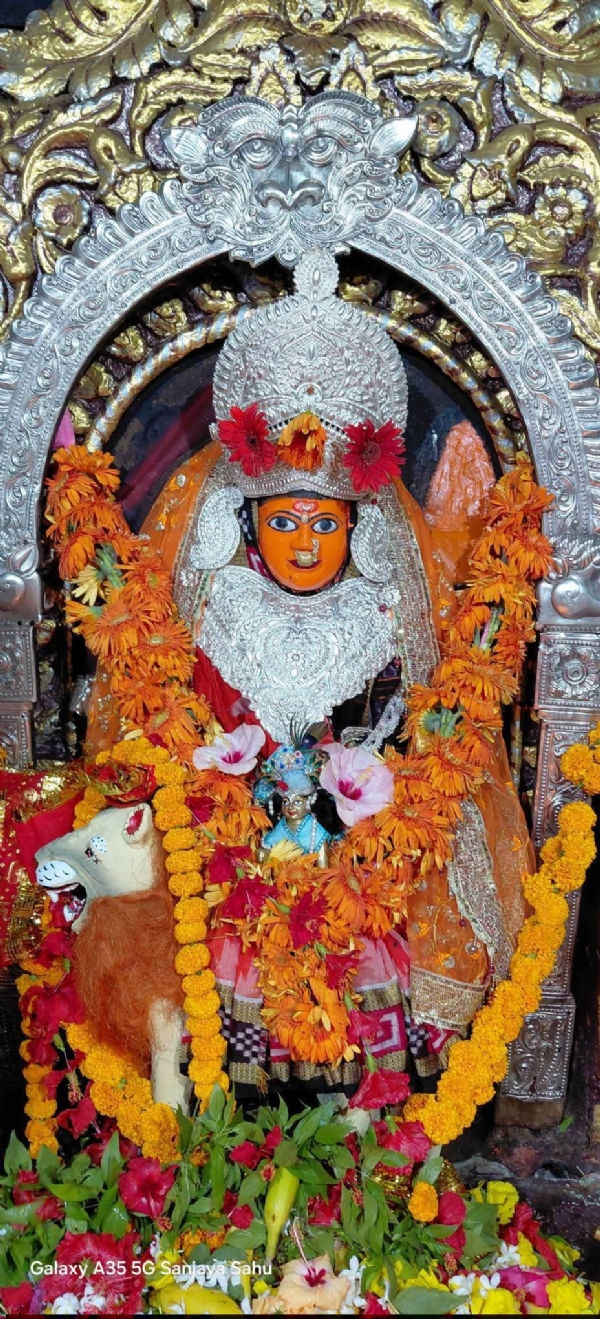ନବରାତ୍ରୀ ର ପଞ୍ଚମ ଦିନରେ ପଶ୍ଚିମ ଓଡ଼ିଶାର ଅଧିଷ୍ଠାତ୍ରୀ ଦେବୀ ମା ସମଲେଶ୍ୱରୀ  ସ୍କନ୍ଦମାତା ବେଶରେ ଦର୍ଶନ ଦେଇଛନ୍ତି