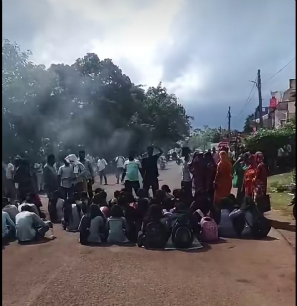 କଲେଜ ସମ୍ମୁଖରେ ଛାତ୍ରଛାତ୍ରୀଙ୍କ ଧାରଣା କଲେଜ ସମ୍ମୁଖରେ ଛାତ୍ରଛାତ୍ରୀଙ୍କ ଧାରଣା