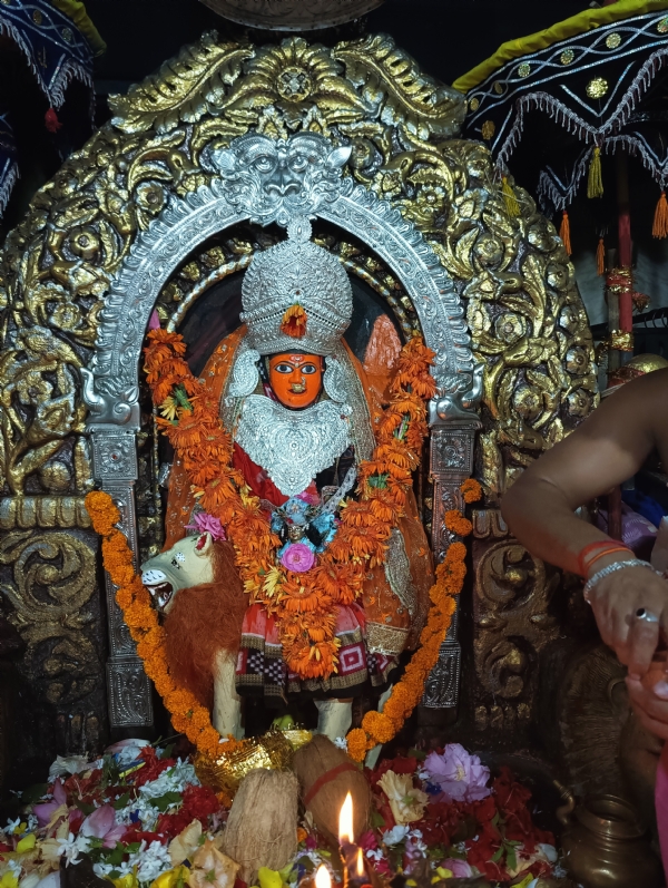 ନବରାତ୍ରୀ ର ପଞ୍ଚମ ଦିନରେ ପଶ୍ଚିମ ଓଡ଼ିଶାର ଅଧିଷ୍ଠାତ୍ରୀ ଦେବୀ ମା ସମଲେଶ୍ୱରୀ  ସ୍କନ୍ଦମାତା ବେଶରେ ଦର୍ଶନ ଦେଇଛନ୍ତି