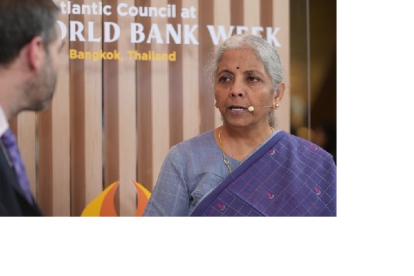 बैंकॉक में माइकल कुगेलमैन के साथ अयोजित एक चर्चा के दौरान वित्त मंत्री सीतारमण