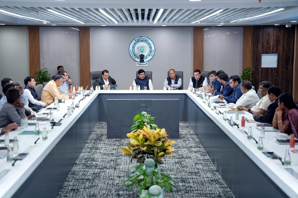 अमरावती में शहरी विकास परियोजनाओं पर आंध्र प्रदेश के वरिष्ठ अधिकारियों से चर्चा करते हुए मुख्यमंत्री मोहन यादव