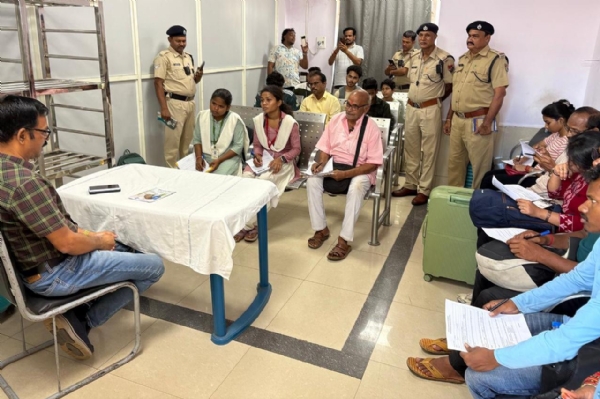 ରେଳ ମଣ୍ଡଳ ଦ୍ୱାରା ରେଳ ଜନ ସମ୍ବାଦ କାର୍ଯ୍ୟକ୍ରମ ଯାତ୍ରୀଙ୍କ ସହ ରେଳ ଅଧିକାରୀଙ୍କ ଆଲୋଚନା; ଯାତ୍ରୀ ସୁବିଧା ଓ ସ୍ୱଚ୍ଛତାରେ ଉନ୍ନତି ପାଇଁ ମତାମତ ସଂଗ୍ରହ: ରେଳ ମଣ୍ଡଳ ଦ୍ୱାରା ରେଳ ଜନ ସମ୍ବାଦ କାର୍ଯ୍ୟକ୍ରମ ଯାତ୍ରୀଙ୍କ ସହ ରେଳ ଅଧିକାରୀଙ୍କ ଆଲୋଚନା; ଯାତ୍ରୀ ସୁବିଧା ଓ ସ୍ୱଚ୍ଛତାରେ ଉନ୍ନତି ପାଇଁ ମତାମତ ସଂଗ୍ରହ: