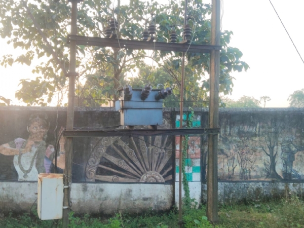 ଛାତ୍ରଛାତ୍ରୀଙ୍କ ସୁରକ୍ଷାକୁ ଅଣଦେଖା! ବିଦ୍ୟାଳୟ ପାଚେରି କଡ଼ରେ ମୁକୁଳା ଟ୍ରାନ୍ସଫର୍ମର; ସୁରକ୍ଷା ବାଡ଼ ନିର୍ମାଣ ଦାବି ଛାତ୍ରଛାତ୍ରୀଙ୍କ ସୁରକ୍ଷାକୁ ଅଣଦେଖା! ବିଦ୍ୟାଳୟ ପାଚେରି କଡ଼ରେ ମୁକୁଳା ଟ୍ରାନ୍ସଫର୍ମର; ସୁରକ୍ଷା ବାଡ଼ ନିର୍ମାଣ ଦାବି