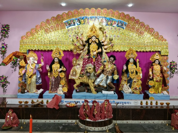 ବଙ୍ଗୀୟ କଳା ଓ ପରମ୍ପରାର ଝଲକରେ ଝଲସୁଛି କାଳୀବାରୀ ମଣ୍ଡପ ବଙ୍ଗୀୟ କଳା ଓ ପରମ୍ପରାର ଝଲକରେ ଝଲସୁଛି କାଳୀବାରୀ ମଣ୍ଡପ