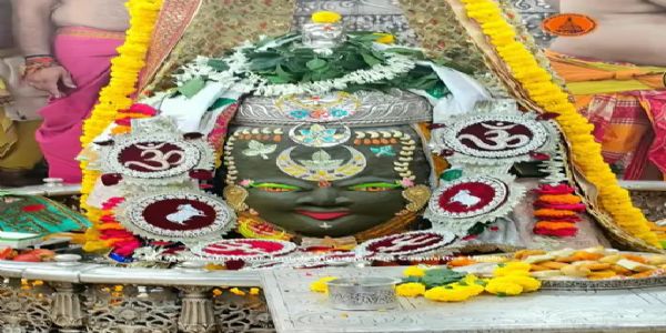 ଭାଙ୍ଗ, ଚନ୍ଦନ ଓ ତ୍ରିପୁଣ୍ଡରେ ସଜ୍ଜିତ ବାବା ମହାକାଳ, ଭସ୍ମ ଅର୍ପଣ ପରେ ରାଜା ସ୍ୱରୂପରେ ଦେଲେ ଦର୍ଶନ