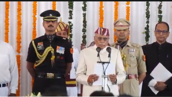 डॉ. ढाल सिंह बिसेन लोकभवन में राज्यपाल पद की शपथ लेते।