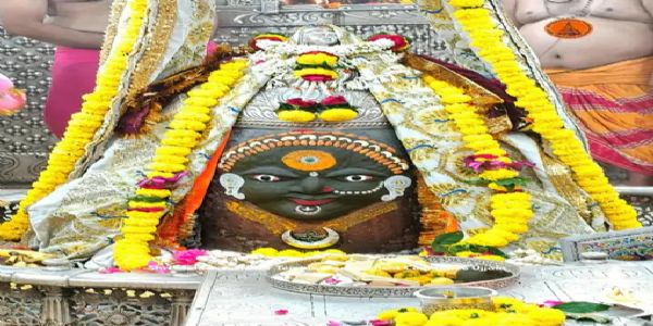 ଉଜ୍ଜୟିନୀ: ଦେବୀ ସ୍ୱରୂପରେ ସଜ୍ଜିତ ମହାକାଳ, ରୂପା ମୁକୁଟ ଓ ମୁଣ୍ଡମାଳାରେ ସୁସଜ୍ଜିତ ବାବା ମହାକାଳ