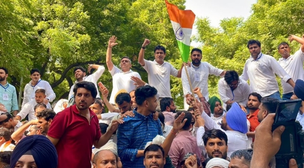 मुख्य चुनाव आयुक्त के इस्तीफे की मांग को लेकर प्रदर्शन करते भारतीय युवा कांग्रेस के कार्यकर्ता।