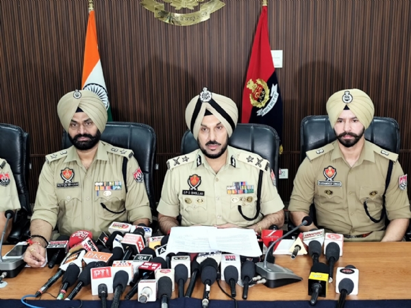 पंजाब के डीआईजी बार्डर रेंज जीएस भुल्लर पत्रकाराें काे जानकारी देते हुए पंजाब के डीआईजी बार्डर रेंज जीएस भुल्लर पत्रकाराें काे जानकारी देते हुए
