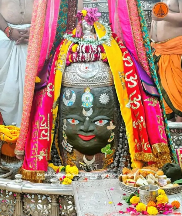 महाकाल ने धारण किया रजत चंद्र-त्रिशूल और मुकुट