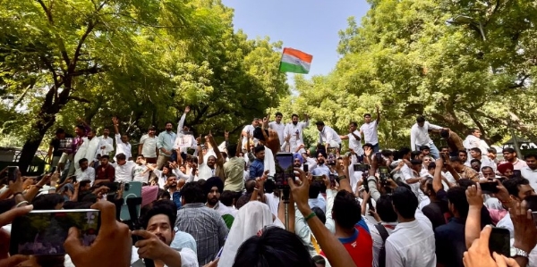 मुख्य चुनाव आयुक्त के इस्तीफे की मांग को लेकर प्रदर्शन करते भारतीय युवा कांग्रेस के कार्यकर्ता।