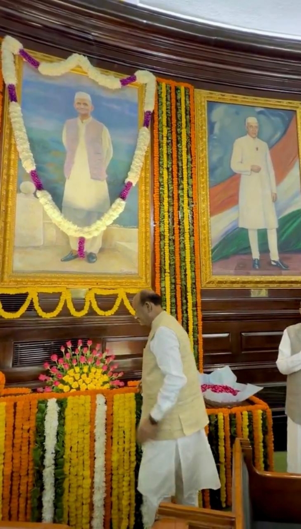 सेंट्रल हॉल में महात्मा गांधी और लाल बहादुर शास्त्री के चित्रों पर पुष्पाजंलि देते हुए लोक सभा अध्यक्ष ओम बिरला