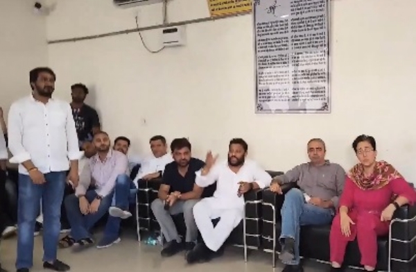 आआप नेता आतिशी सहित अन्य लोग पुलिस हिरासत में।