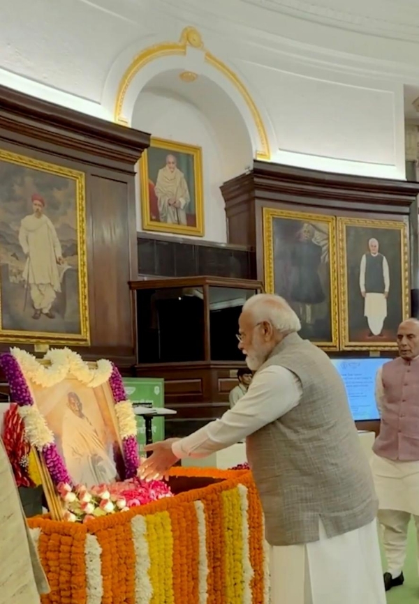 राष्ट्रपिता महात्मा गांधी और पूर्व प्रधानमंत्री स्वर्गीय लाल बहादुर शास्त्री की जयंती के अवसर पर आज संविधान सदन के सेंट्रल हॉल में दोनों महान विभूतियों के चित्रों पर पुष्पांजलि अर्पित कर भावपूर्ण श्रद्धांजलि  कर