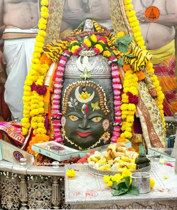 भस्म आरती में रजत चंद्र-त्रिशूल और त्रिपुंड से सजे बाबा महाकाल