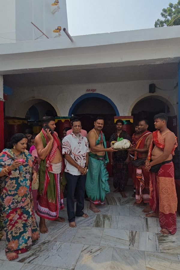 ଶ୍ରୀକ୍ଷେତ୍ର ଓ ବିରଜା କ୍ଷେତ୍ରର ଅନନ୍ୟ ପରମ୍ପରା ମାଙ୍କୁ ଲାଗି ହେଲା ଶ୍ରୀଜଗନ୍ନାଥଙ୍କ ଅଙ୍ଗ ବସ୍ତ୍ର ବାର ପାଟିଆ