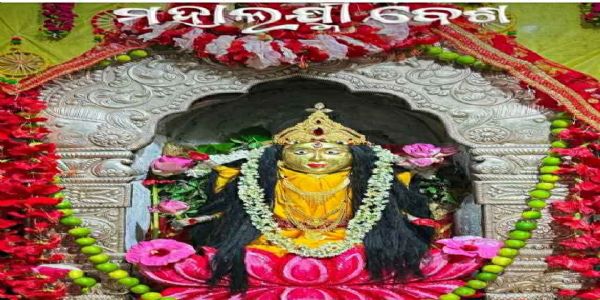 ସୁବର୍ଣ୍ଣପୁରର ଅଧିଷ୍ଠାତ୍ରୀ ଦେବୀ ମା’ ସୁରେଶ୍ୱରୀ ମହାଲକ୍ଷ୍ମୀ ବେଶରେ ଦର୍ଶନ