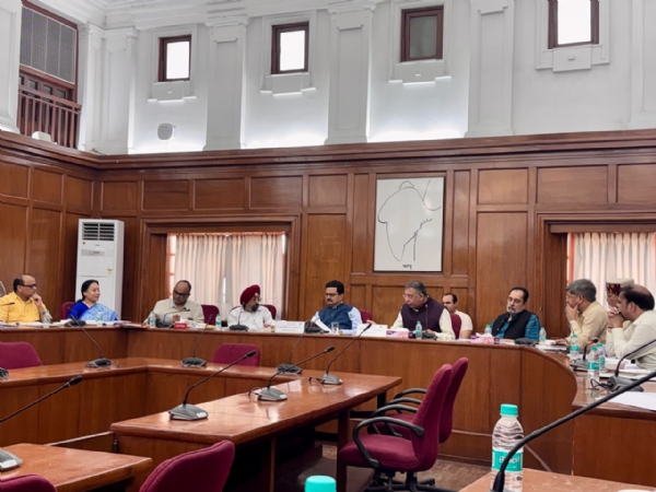 कुलपति प्रो. योगेश सिंह दीक्षांत समारोह की तैयारियों को लेकर संबंधित अधिकारियों के साथ बैठक कर व्यवस्थाओं की समीक्षा की।