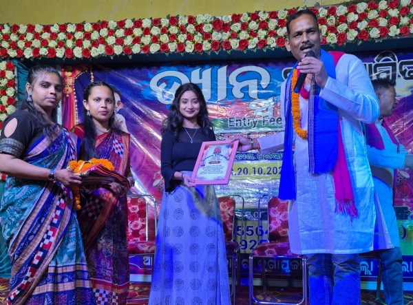 ପଶ୍ଚିମ ଓଡ଼ିଶାର ପ୍ରସିଦ୍ଧ ନୃତ୍ୟଶିଳ୍ପୀ କଳ୍ପନା ବ୍ୟାସଙ୍କୁ ଚାଦୋତରା ଦୁର୍ଗା ପୂଜା କମିଟିର ସମ୍ମାନ ପଶ୍ଚିମ ଓଡ଼ିଶାର ପ୍ରସିଦ୍ଧ ନୃତ୍ୟଶିଳ୍ପୀ କଳ୍ପନା ବ୍ୟାସଙ୍କୁ ଚାଦୋତରା ଦୁର୍ଗା ପୂଜା କମିଟିର ସମ୍ମାନ