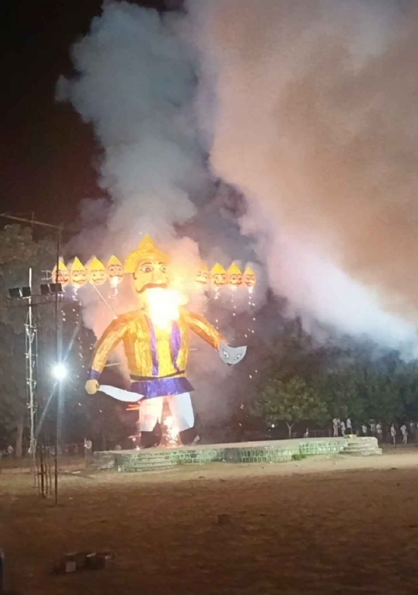 ସୋନପୁର ବ୍ଲକ ଛକ ଦୁର୍ଗା ପୂଜା ରାବଣ ପୋଡ଼ି ଉତ୍ସବ ରେ ଅଗଣିତ ଦର୍ଶକ ସୋନପୁର ବ୍ଲକ ଛକ ଦୁର୍ଗା ପୂଜା ରାବଣ ପୋଡ଼ି ଉତ୍ସବ ରେ ଅଗଣିତ ଦର୍ଶକ