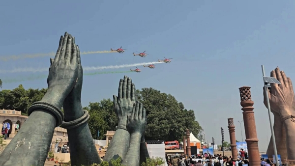 आसमान में वायु सेना के हेलिकाप्टर आसमान में वायु सेना के हेलिकाप्टर