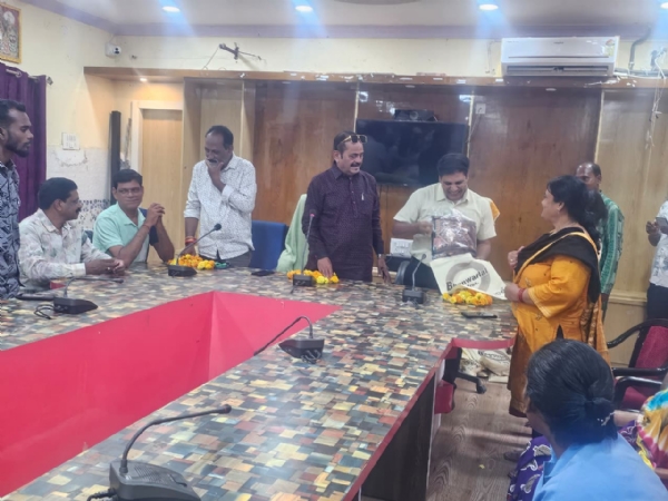 ସଫେଇ କର୍ମଚାରୀ ଙ୍କୁ ଉତ୍ସାହିତ କରିବା ପାଇଁ ବିଧାୟକ ଙ୍କ ଅଭିନବ ପ୍ରୟାସ  ସମସ୍ତ ସଫେଇ କର୍ମଚାରୀ ଙ୍କୁ ଡ୍ରେସ ଓ ଶାଢ଼ୀ ବଣ୍ଟନ  କଲେ।