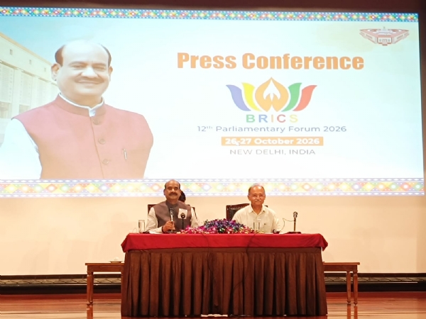 लोकसभा अध्यक्ष ओम बिरला संवाददाता सम्मेलन के दौरान मौजूद।