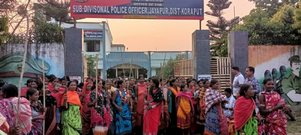 ମଦ ବନ୍ଦ ଦାବିରେ  ଘେରାଉ କଲେ ଶତାଧିକ ମହିଳା