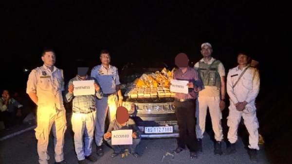 असमः मादक पदार्थ के साथ गिरफ्तार तस्कर की तस्वीर असमः मादक पदार्थ के साथ गिरफ्तार तस्कर की तस्वीर
