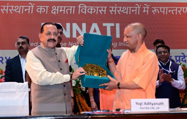 मुख्यमंत्री का सम्मान करते केन्द्रीय मंत्री जितेन्द्र सिंह
