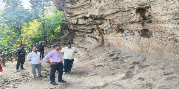 ଲଖନପୁର ବ୍ଲକର ବିଭିନ୍ନ ପର୍ଯ୍ୟଟନ ସ୍ଥଳୀ ଓ ଗ୍ରାମ ଗସ୍ତ କଲେ ଜିଲ୍ଲାପାଳ; ଉନ୍ନୟନମୂଳକ କାର୍ଯ୍ୟର କଲେ ସମୀକ୍ଷା