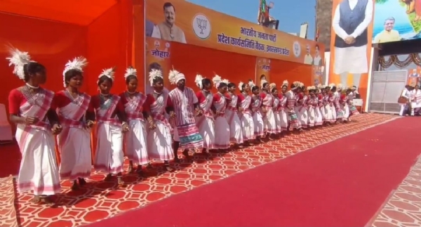 राष्ट्रीय अध्यक्ष का स्वागत करते हुए महिलाएं राष्ट्रीय अध्यक्ष का स्वागत करते हुए महिलाएं