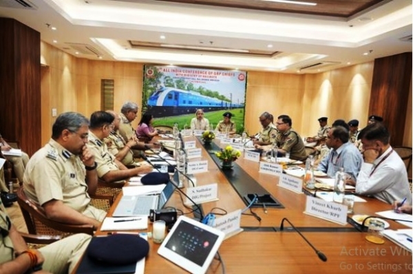 नई दिल्ली में जीआरपी प्रमुखों के आठवें अखिल भारतीय सम्मेलन में रेलवे सुरक्षा, खुफिया आधारित पुलिसिंग और आरपीएफ, जीआरपी तथा राज्य पुलिस के बीच समन्वय मजबूत करने पर चर्चा करते अधिकारी। नई दिल्ली में जीआरपी प्रमुखों के आठवें अखिल भारतीय सम्मेलन में रेलवे सुरक्षा, खुफिया आधारित पुलिसिंग और आरपीएफ, जीआरपी तथा राज्य पुलिस के बीच समन्वय मजबूत करने पर चर्चा करते अधिकारी।