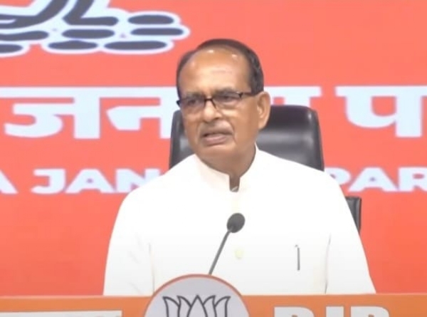 नई दिल्ली में सोमवार को भाजपा मुख्यालय में पत्रकार वार्ता को संबोधित करते केंद्रीय कृषिमंत्री शिवराज सिंह चौहान।