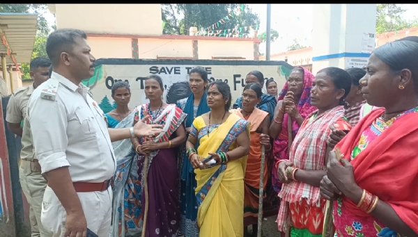 ପଂଚାୟତ ରେ ମଦ ବନ୍ଦ ଦାବି,  ଠେଙ୍ଗା ବାଡି ଧରି  ବାହାରିଲେ ଶତାଧିକ ମହିଳା