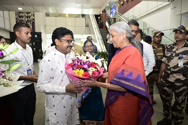 ଭୁବନେଶ୍ୱର ବିମାନବନ୍ଦରରେ କେନ୍ଦ୍ର ଅର୍ଥମନ୍ତ୍ରୀ ନିର୍ମଳା ସୀତାରମଣଙ୍କୁ ସ୍ୱାଗତ କଲେ ସ୍ୱାସ୍ଥ୍ୟମନ୍ତ୍ରୀ