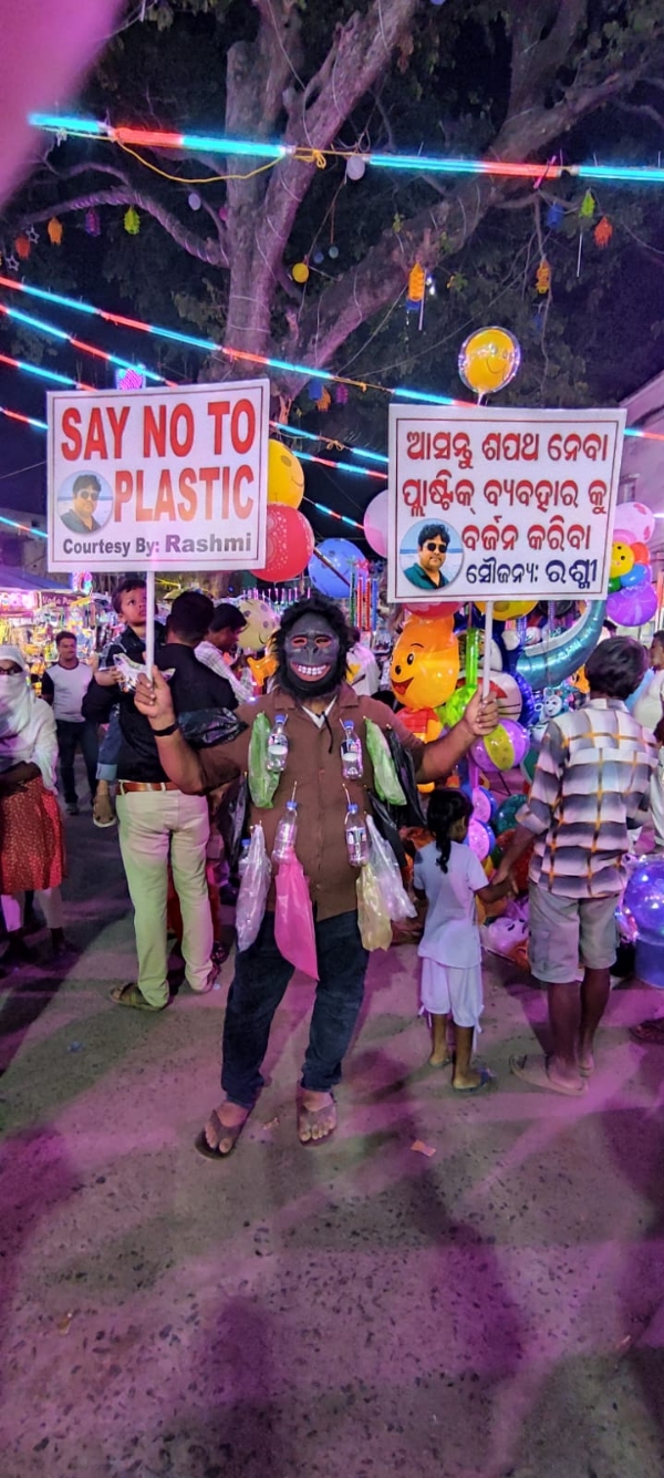 ପ୍ଲାଷ୍ଟିକ ପଦାର୍ଥ ବର୍ଜନ ପାଇଁ ସଚେତନ କରାଉଛନ୍ତି ରଶ୍ମିରଞ୍ଜନ