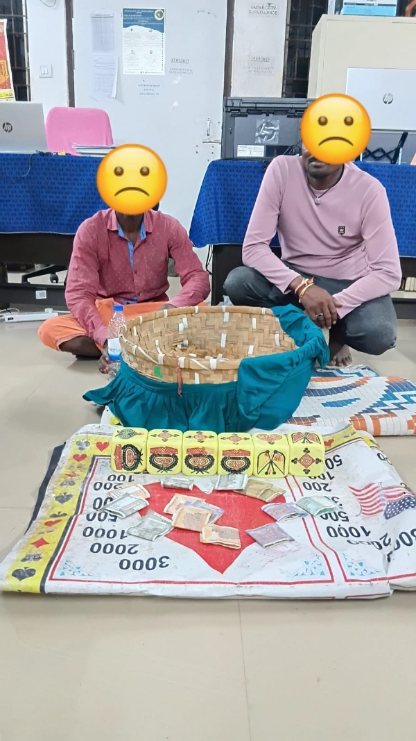 କାଲିମେଳା ପୋଲିସ ପକ୍ଷରୁ ଜୁଆ ଆଡ୍ଡା ଉପରେ ଚଢ଼ାଉ ଦୁଇ ଅଭିଯୁକ୍ତ ଅଟକ, ୩୪୫୦ ଟଙ୍କା ଜବତ କାଲିମେଳା ପୋଲିସ ପକ୍ଷରୁ ଜୁଆ ଆଡ୍ଡା ଉପରେ ଚଢ଼ାଉ ଦୁଇ ଅଭିଯୁକ୍ତ ଅଟକ, ୩୪୫୦ ଟଙ୍କା ଜବତ