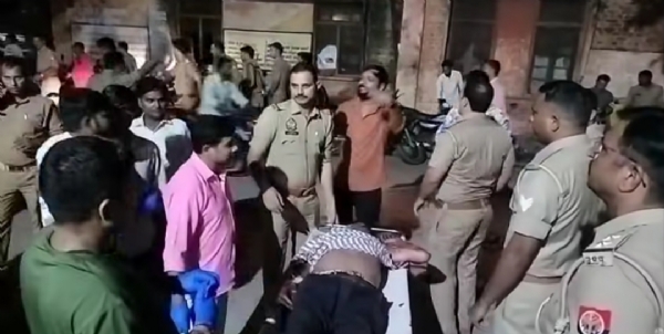 घायलों को अस्पताल लाती पुलिस घायलों को अस्पताल लाती पुलिस
