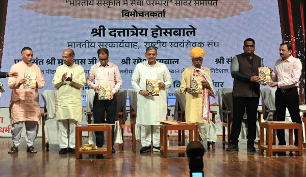 राष्ट्रीय स्वयंसेवक संघ के सरकार्यवाह दत्तात्रेय होसबाले स्मारिका का विमोचन करते हुए राष्ट्रीय स्वयंसेवक संघ के सरकार्यवाह दत्तात्रेय होसबाले स्मारिका का विमोचन करते हुए
